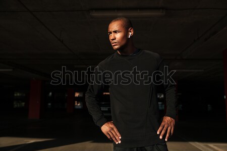 Sério bonito esportes homem em pé posando Foto stock © deandrobot