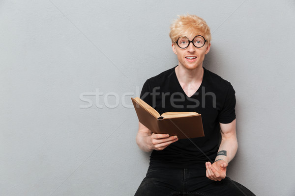 Boldog kaukázusi férfi olvas könyv kép Stock fotó © deandrobot