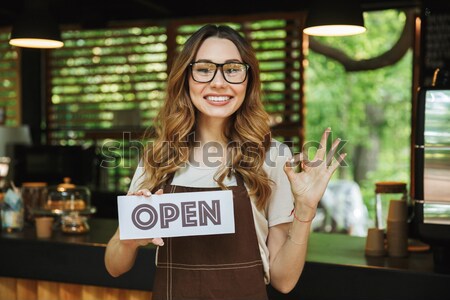 Portret śmiechem młodych barista dziewczyna fartuch Zdjęcia stock © deandrobot