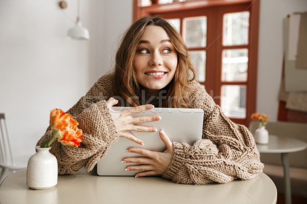 Fotó szórakoztató nő pulóver néz boldog Stock fotó © deandrobot