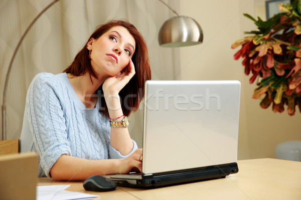 Peinzend vrouw vergadering werkplek home laptop Stockfoto © deandrobot