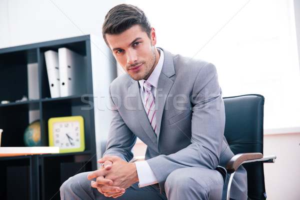 Om de afaceri şedinţei scaun de birou uita aparat foto afaceri Imagine de stoc © deandrobot