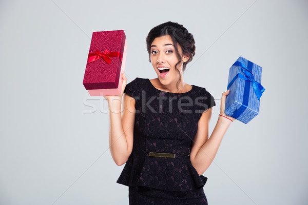 Foto stock: Mulher · vestido · preto · dois · caixas · de · presente · risonho