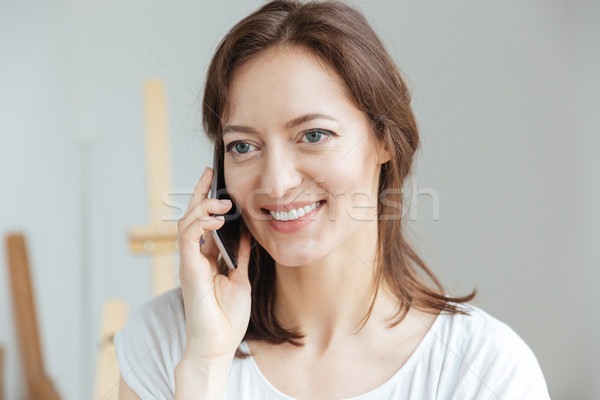 Fericit femeie artist vorbesc telefon mobil atelier Imagine de stoc © deandrobot