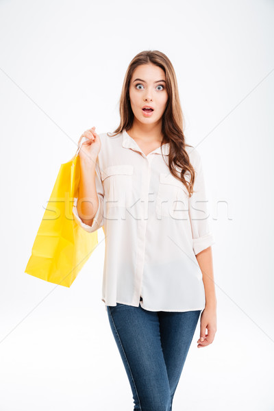 Porträt überrascht Frau halten Einkaufstasche isoliert Stock foto © deandrobot