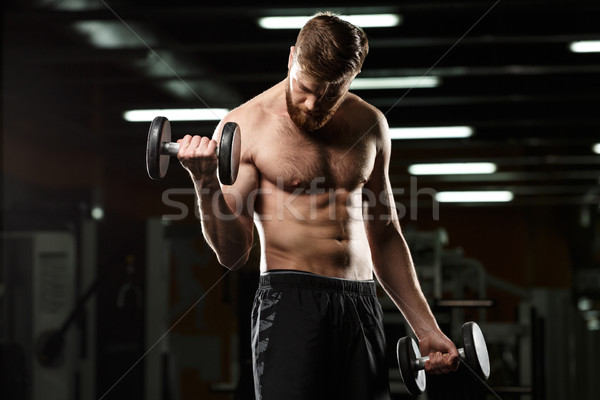 Koncentrált sportok férfi gyártmány sport súlyzók Stock fotó © deandrobot