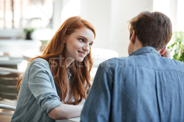 Jonge student naar vriendje vrouwelijke luisteren Stockfoto © deandrobot