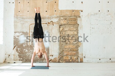 Fiatal őszinte férfi ül fitnessz oldalnézet Stock fotó © deandrobot