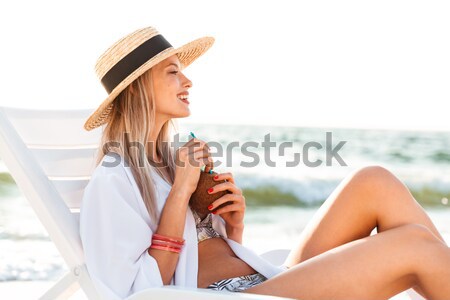 Gülen genç kız yaz şapka plaj Stok fotoğraf © deandrobot