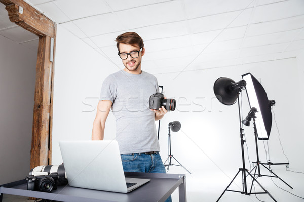 Fotograf za pomocą laptopa komputera uśmiechnięty studio szczęśliwy Zdjęcia stock © deandrobot