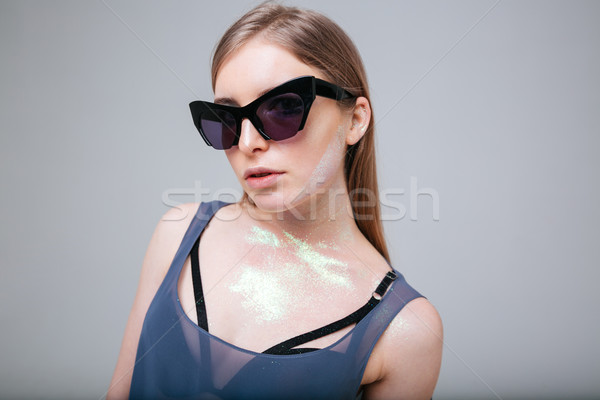 Mujer hermosa gafas de sol posando gris moda pelo Foto stock © deandrobot