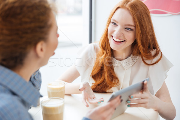 Twee vrolijk charmant jonge vrouw tablet cafe Stockfoto © deandrobot