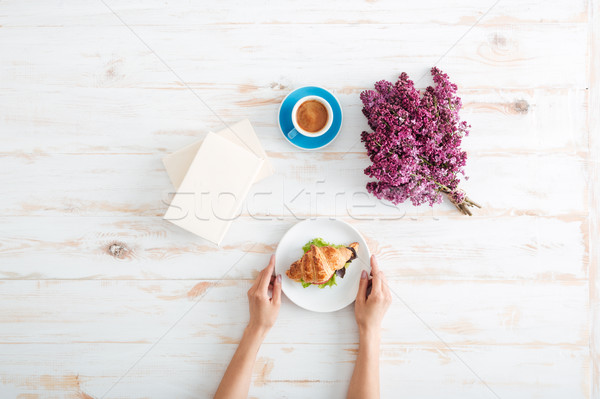 Foto stock: Manos · mujer · comer · croissant · potable · mesita · baja