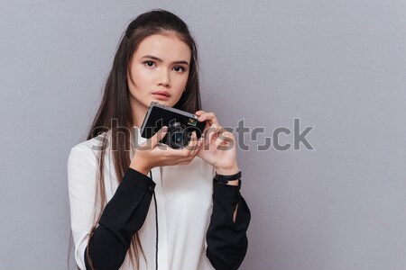 Concentrat tânăr în picioare îndreptat armă mână Imagine de stoc © deandrobot