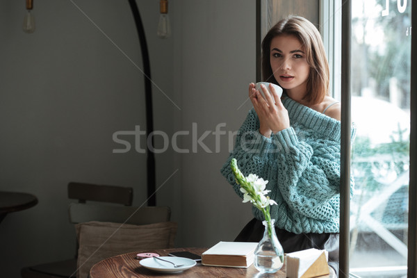 Ongelooflijk vrolijk vrouw drinken koffie foto Stockfoto © deandrobot