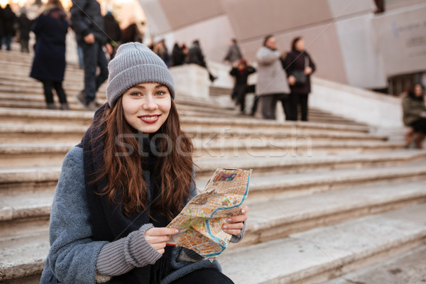 Сток-фото: женщину · сидят · лестницы · карта · город · улыбаясь