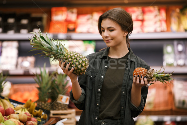 Souriant jeunes dame permanent supermarché [[stock_photo]] © deandrobot