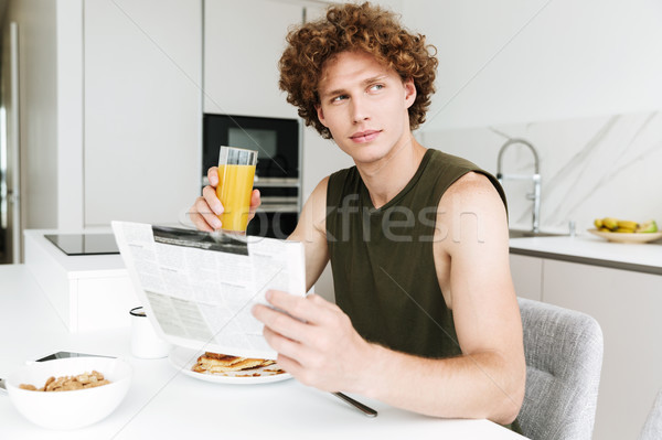 Stockfoto: Knap · ernstig · man · krant · drinken