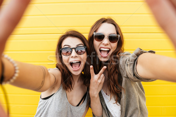 Foto stock: Feliz · mujeres · amigos · pie · amarillo · pared