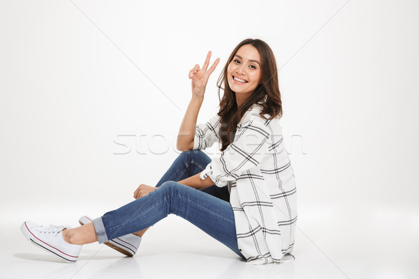 Horizontal imagem bonitinho mulher jovem cabelo castanho sessão Foto stock © deandrobot