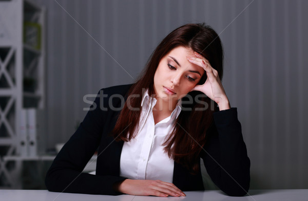 Foto stock: Jovem · triste · empresária · sessão · tabela · local · de · trabalho