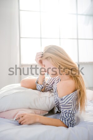Sedutor naturalismo mulher cama mulher loira cabelos longos Foto stock © deandrobot