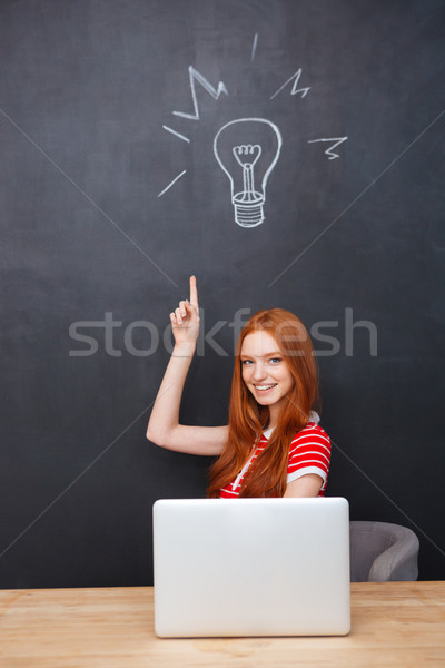 ストックフォト: 幸せ · 女性 · ラップトップを使用して · アップ · 黒板 · 赤毛