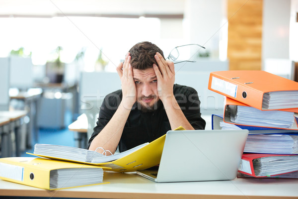 Stanco imprenditore lavoro giornali ufficio lavoro Foto d'archivio © deandrobot