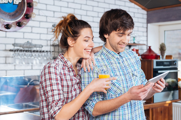 Stockfoto: Gelukkig · paar · drinken · sap · tablet · keuken