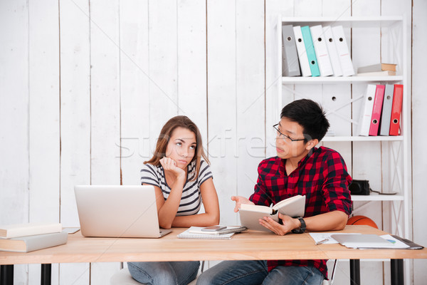 Doua studenţi învăţare educaţie material laptop Imagine de stoc © deandrobot