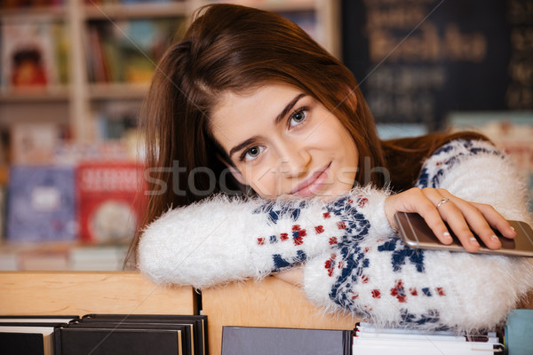 Felice sorridere femminile studente scaffale Foto d'archivio © deandrobot