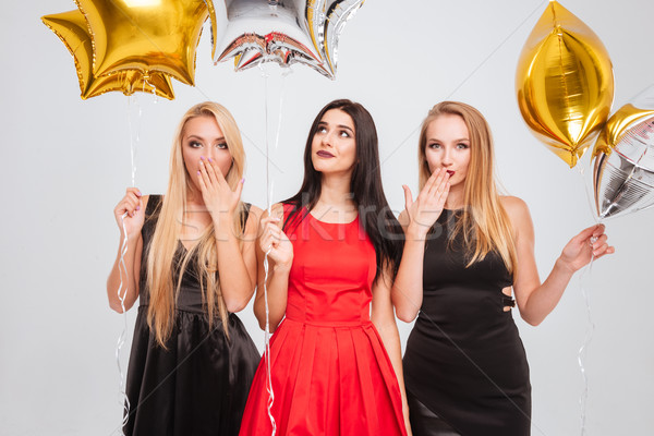 [[stock_photo]]: Trois · jeunes · femmes · permanent · star