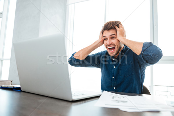 Foto stock: Conmocionado · hombre · cabeza · manos · mirando