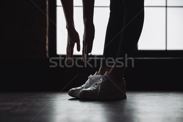 Foto stock: Silhueta · em · pé · janela · menina