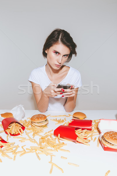 Mujer teléfono móvil mesa de comida rápida hermosa Foto stock © deandrobot