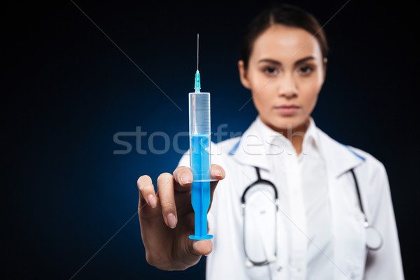 Foto stock: Jovem · médico · seringa · isolado