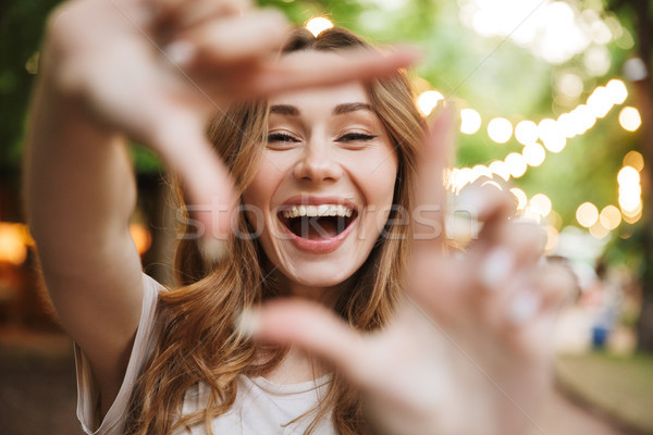 Foto stock: Feliz · jovem · quadro · dedos