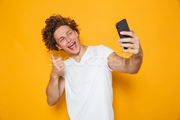 Felnőtt fickó barna haj mutat hüvelykujj felfelé Stock fotó © deandrobot