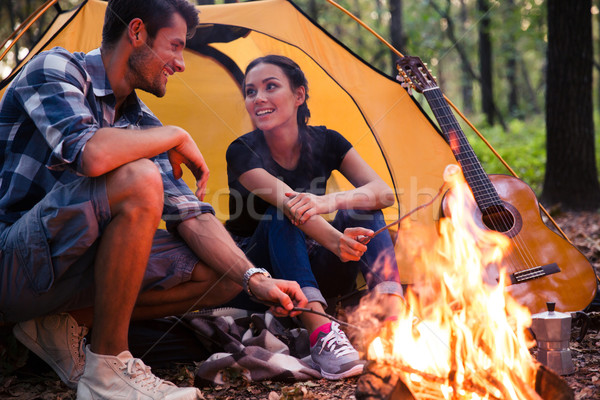 Portret fericit cuplu foc pădure femeie Imagine de stoc © deandrobot