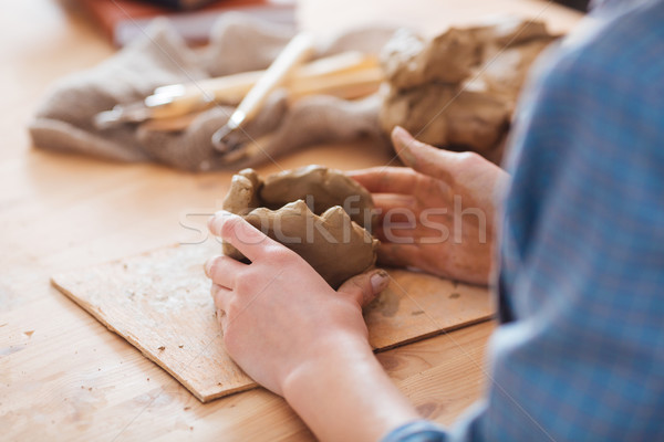 Femeie mâini lucru sculptură masa de lemn Imagine de stoc © deandrobot