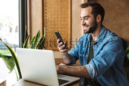 Foto d'archivio: Felice · casuale · uomo · utilizzando · il · computer · portatile · ufficio · vista · laterale