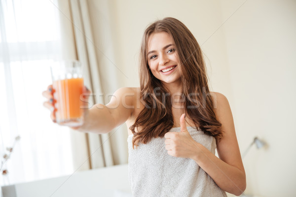 Frau halten Glas Orangensaft Daumen Stock foto © deandrobot