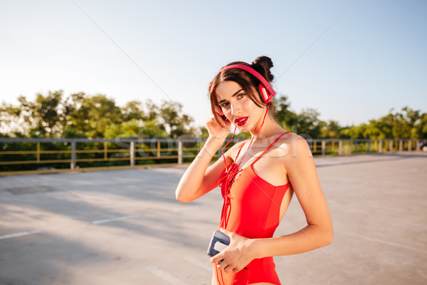 Kobieta czerwony strój kąpielowy słuchanie muzyki vintage gracz Zdjęcia stock © deandrobot