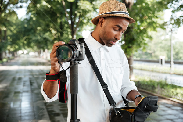 Park fotograaf hoed zwarte man man Stockfoto © deandrobot