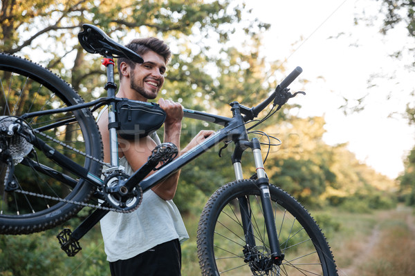 Fericit ciclist bicicletă pădure rutier Imagine de stoc © deandrobot
