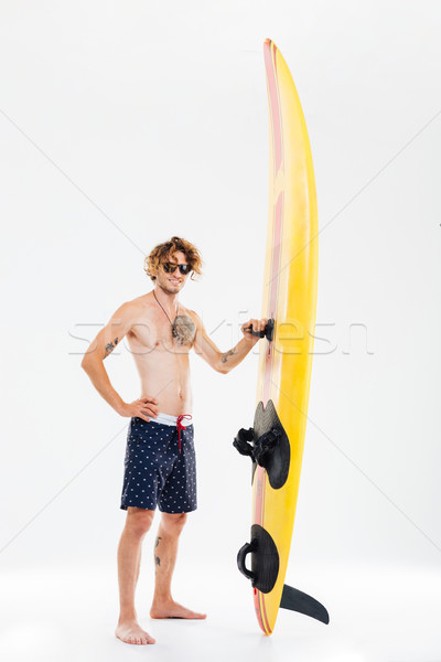 Foto stock: Sonriendo · alegre · surfista · gafas · de · sol · amarillo