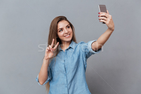 Mujer sonriente camisa paz Foto stock © deandrobot