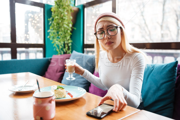 çekici genç bayan cep telefonu oturma kafe Stok fotoğraf © deandrobot