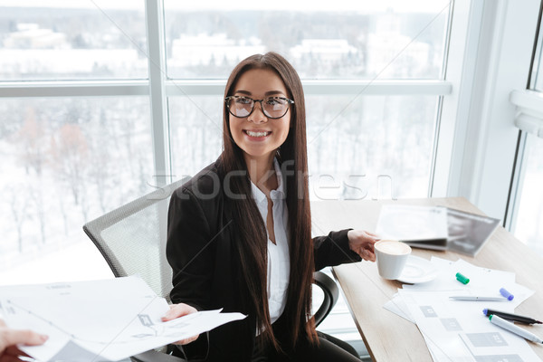 Foto stock: Alegre · empresária · potável · café · trabalhando · documentos