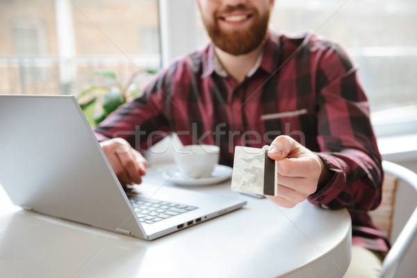 Foto stock: Foto · alegre · barbudo · moço · cartão · de · débito